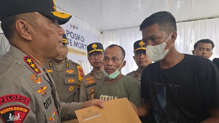 wakapolri-temui-keluarga-korban-banjir-sumbar-1764850434660_169